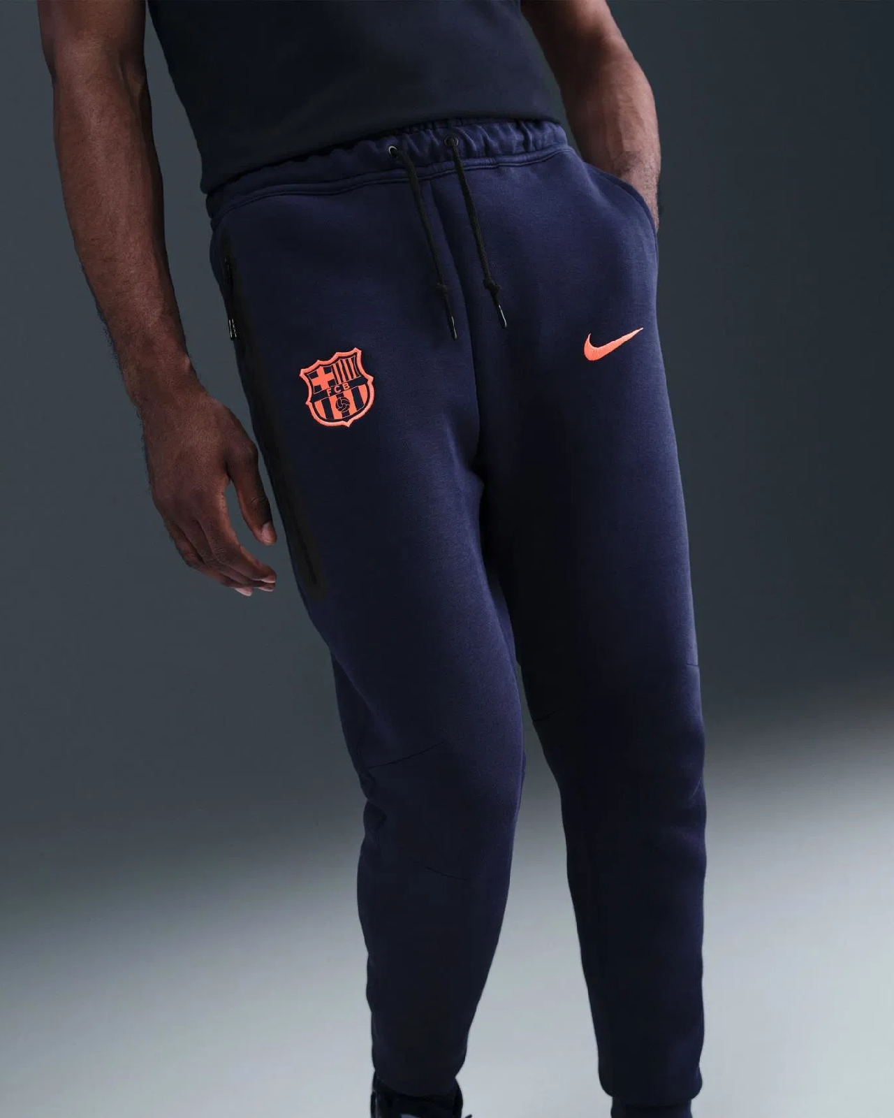 Мъжки Панталон NIKE FCB MNSW TECH FLC JGR PANT 3R