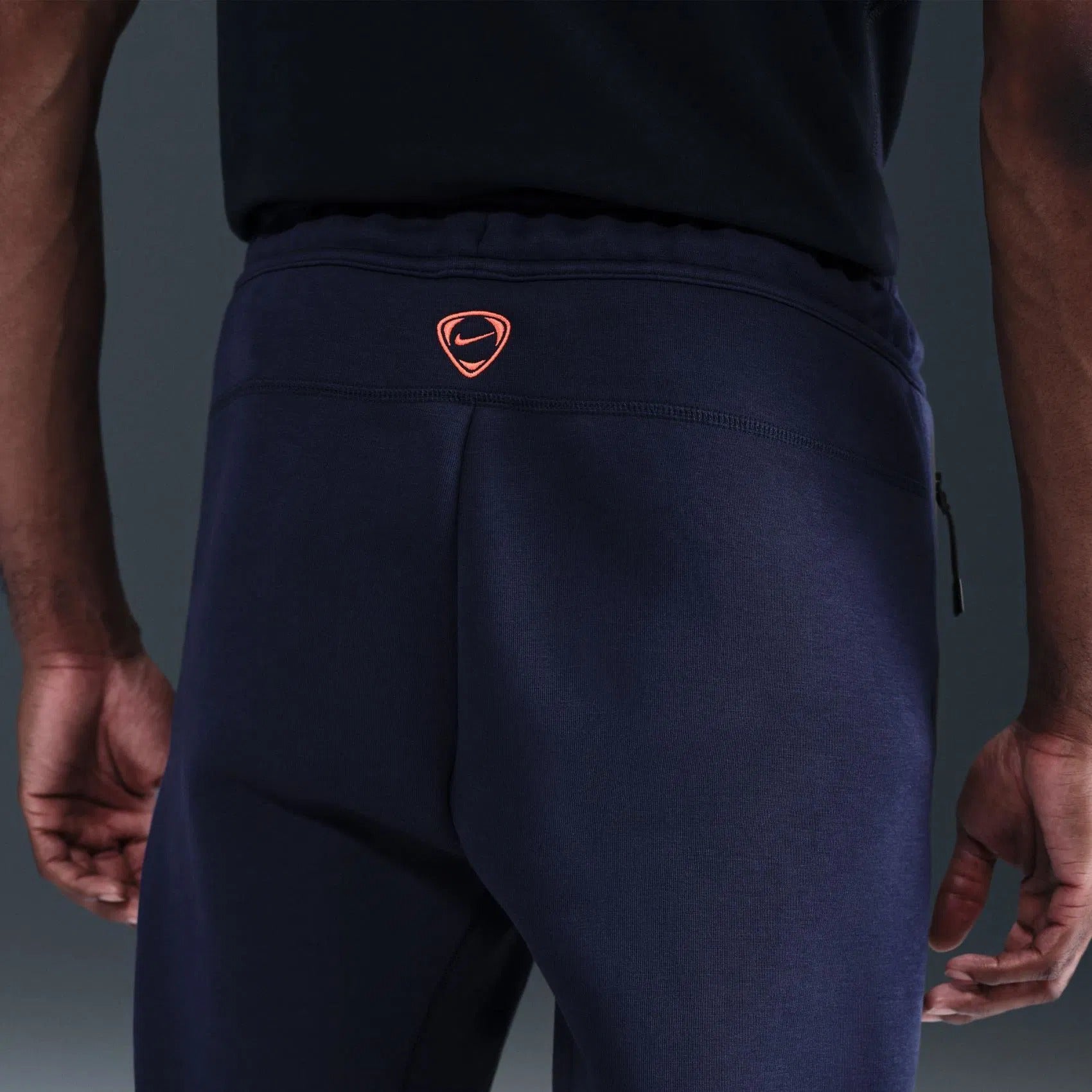 Мъжки Панталон NIKE FCB MNSW TECH FLC JGR PANT 3R
