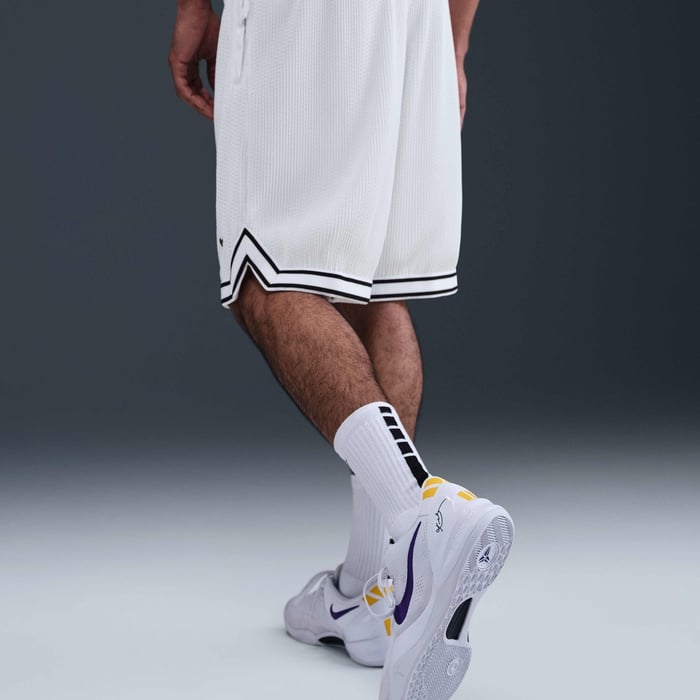 Мъжки Къс панталон NIKE KB M NK PLEATED 8IN SHORT, Балистик, бял цвят