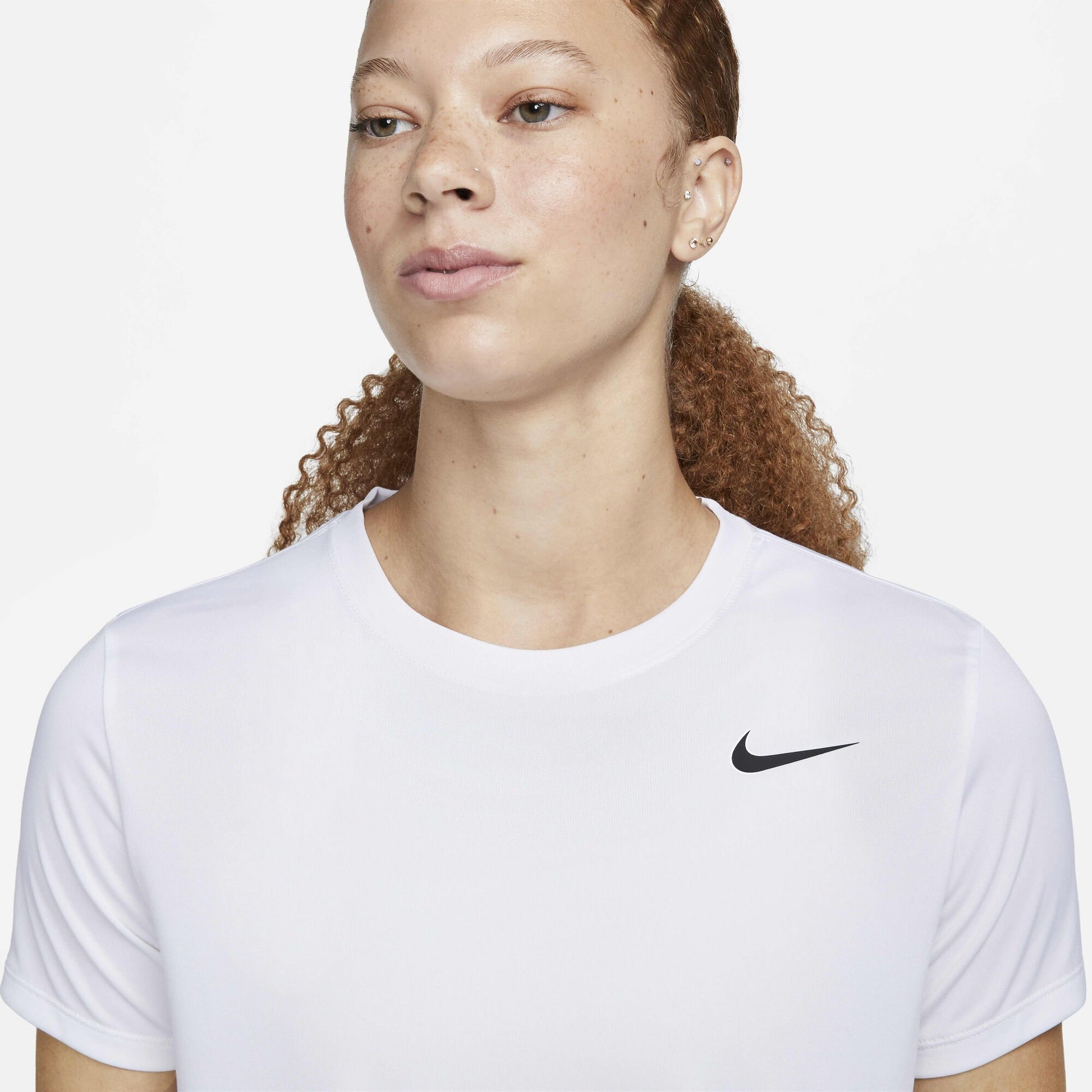Дамската Тениска NIKE е идеална за Вашата тренировка, бял цвят