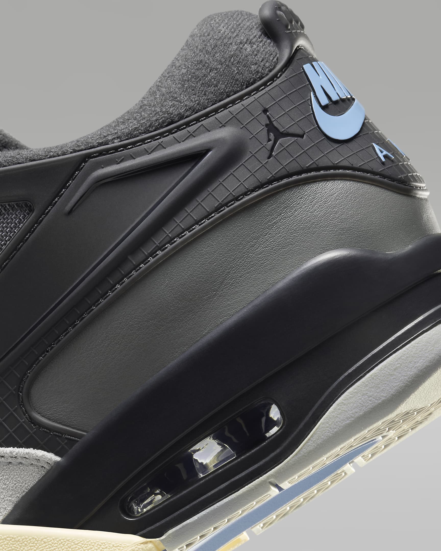 Men's Sneakers NIKE AIR JORDAN 4 RM