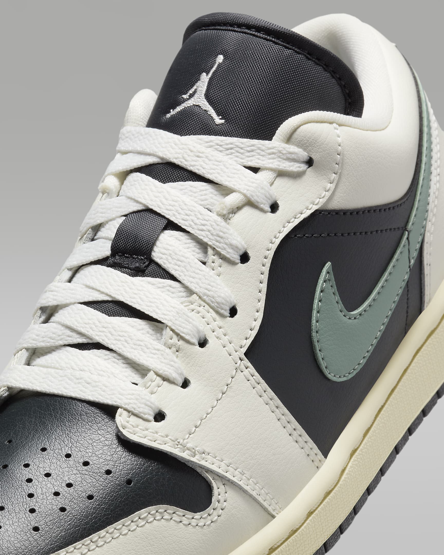 Дамски Кецове NIKE WMNS AIR JORDAN 1 LOW - Ballistic-sport