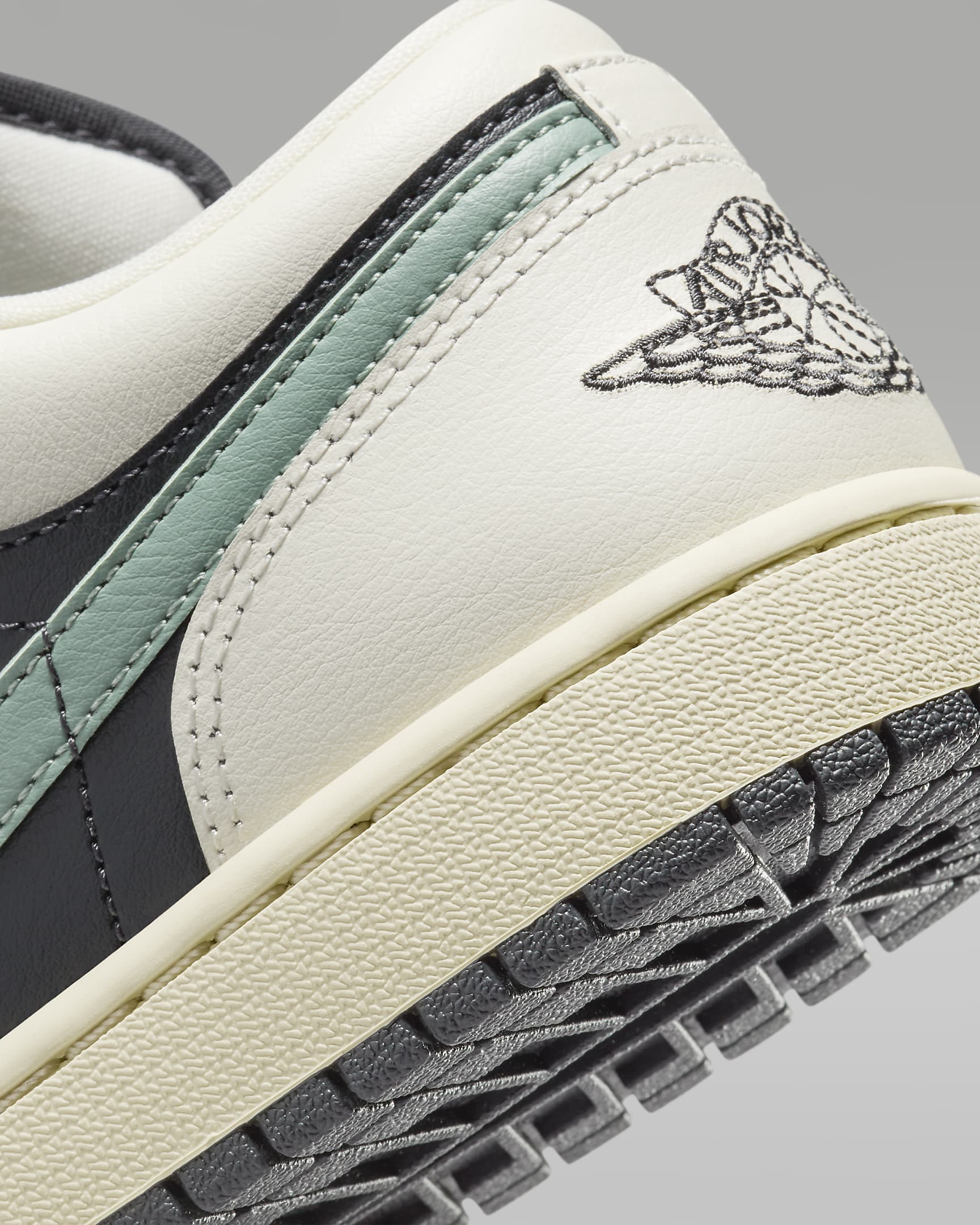 Дамски Кецове NIKE WMNS AIR JORDAN 1 LOW - Ballistic-sport