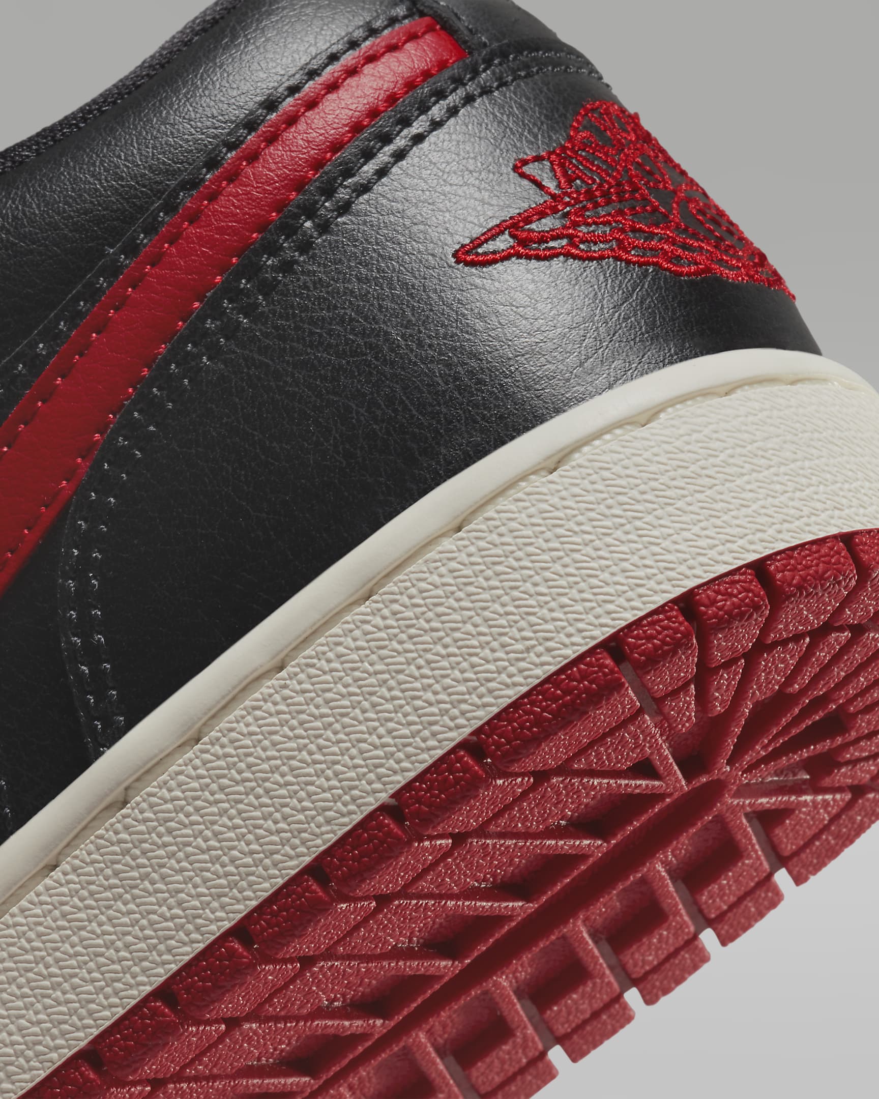 Дамски Кецове NIKE WMNS AIR JORDAN 1 LOW - Ballistic-sport