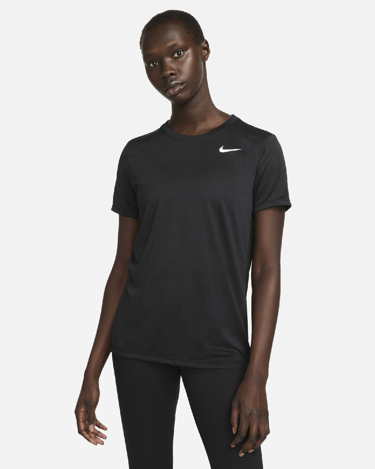 Дамската Тениска NIKE е идеална за Вашата тренировка, черен цвят