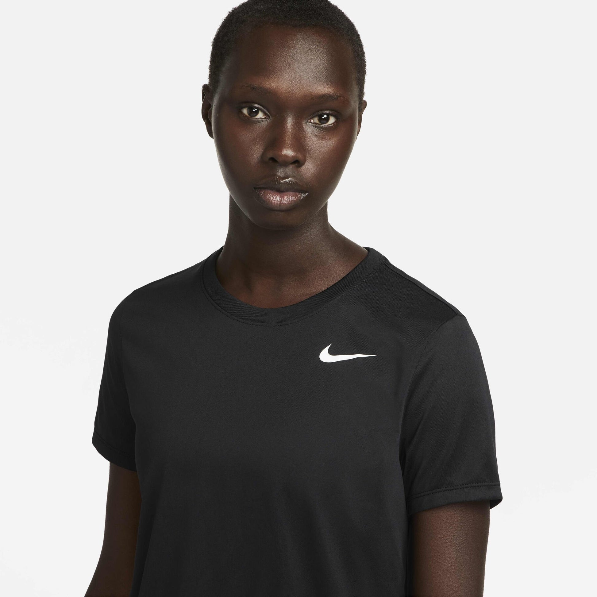 Дамската Тениска NIKE е идеална за Вашата тренировка, черен цвят