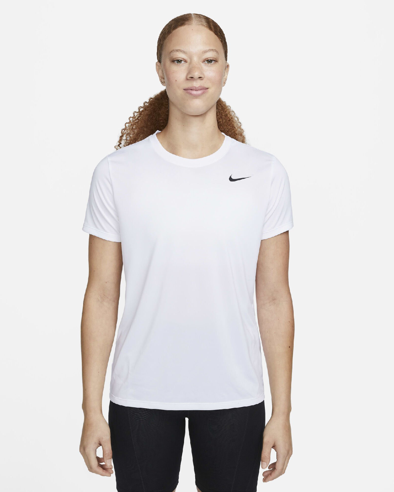 Дамската Тениска NIKE е идеална за Вашата тренировка, бял цвят
