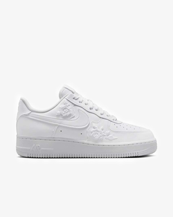 Image of Дамски Кецове NIKE WMNS AIR FORCE 1 07 SE