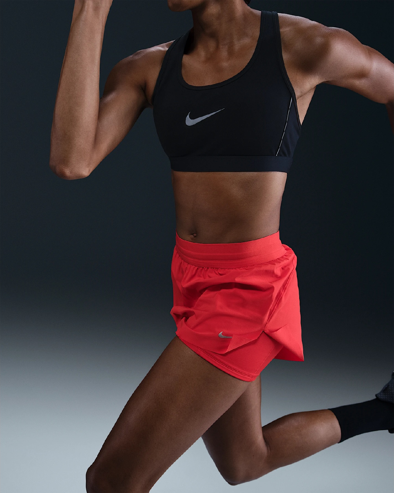 Дамски Къс панталон NIKE W NK SWIFT DF MR 2N1 SHRT