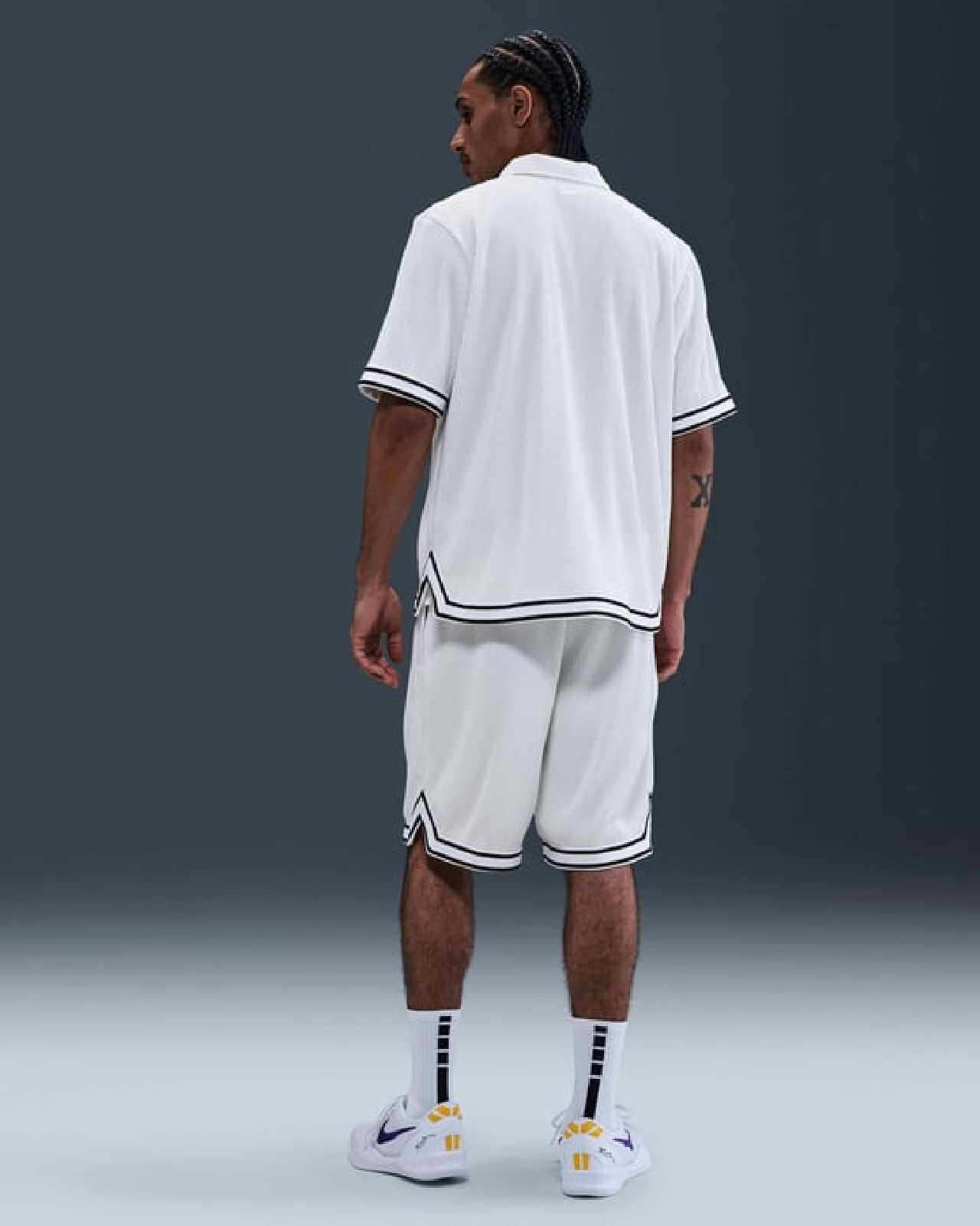Мъжки Къс панталон NIKE KB M NK PLEATED 8IN SHORT, Балистик, бял цвят