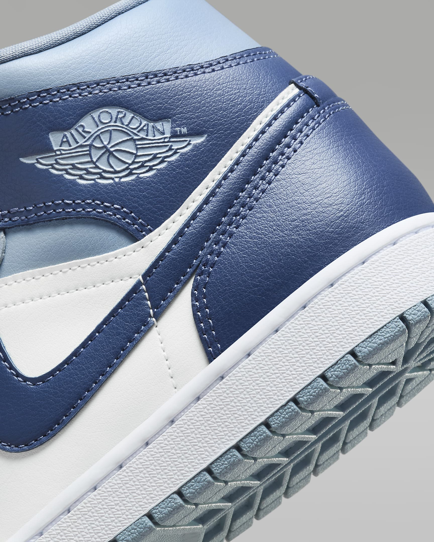 Дамски Кецове NIKE WMNS AIR JORDAN 1 MID - Ballistic-sport
