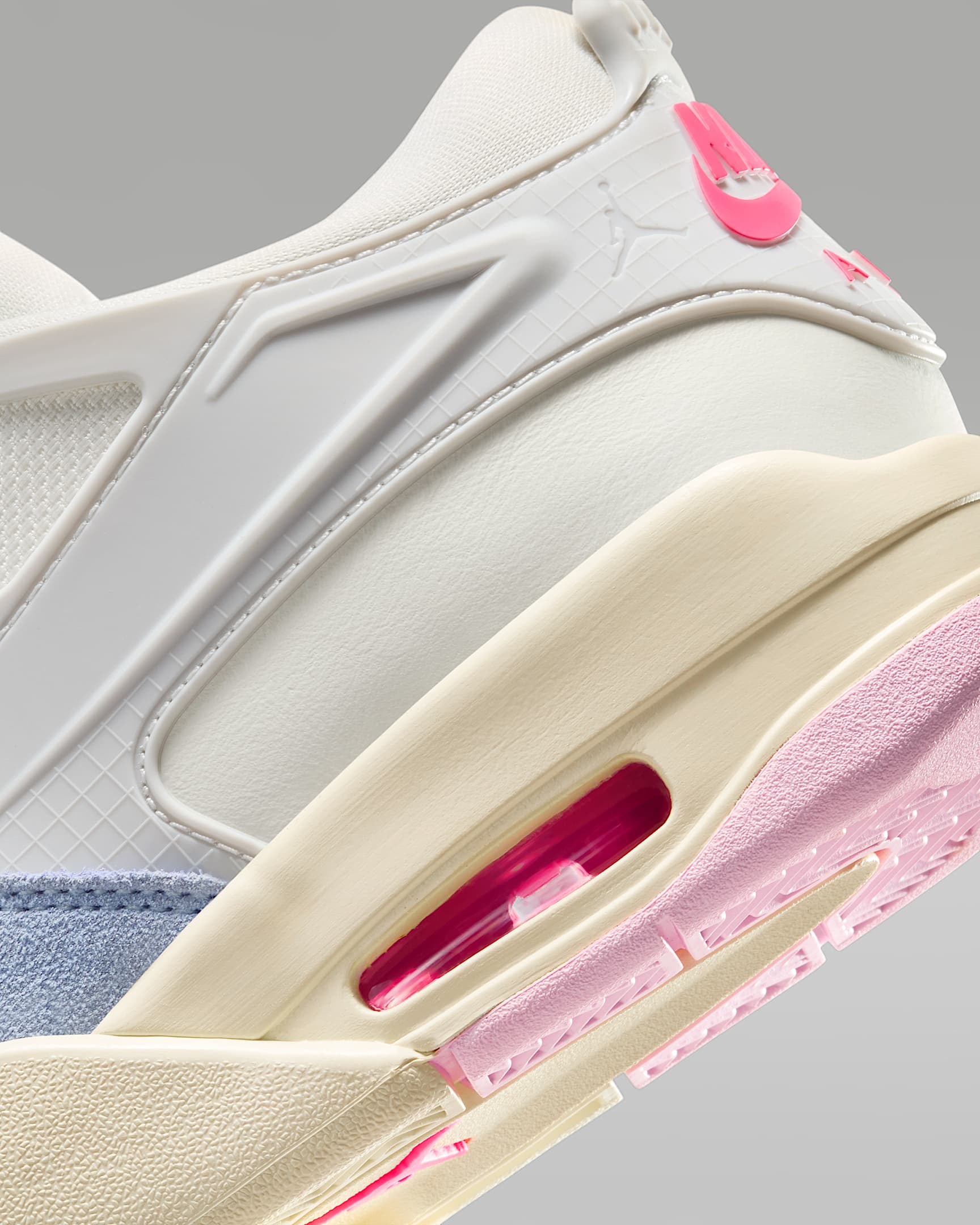 Women's Sneakers NIKE WMNS AIR JORDAN 4 RM ESTR