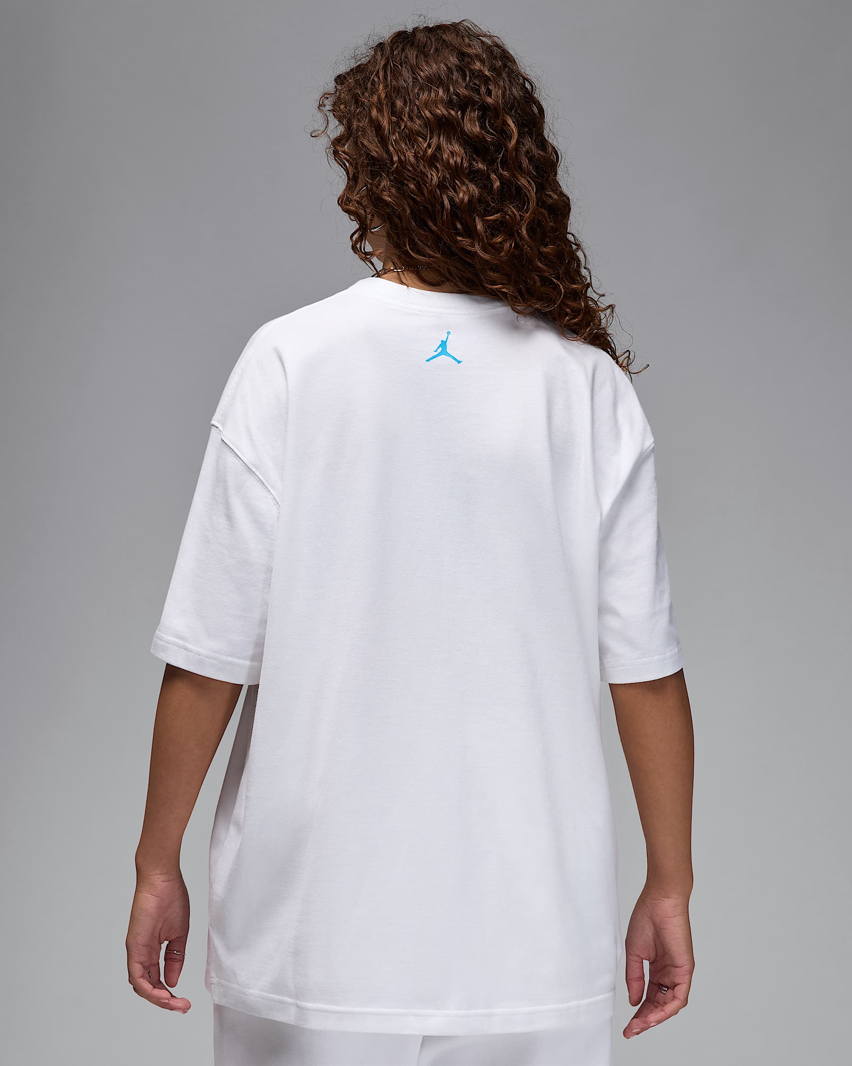 Image of Women's T-shirt NIKE WJ SS OS GFX TEE SNKR