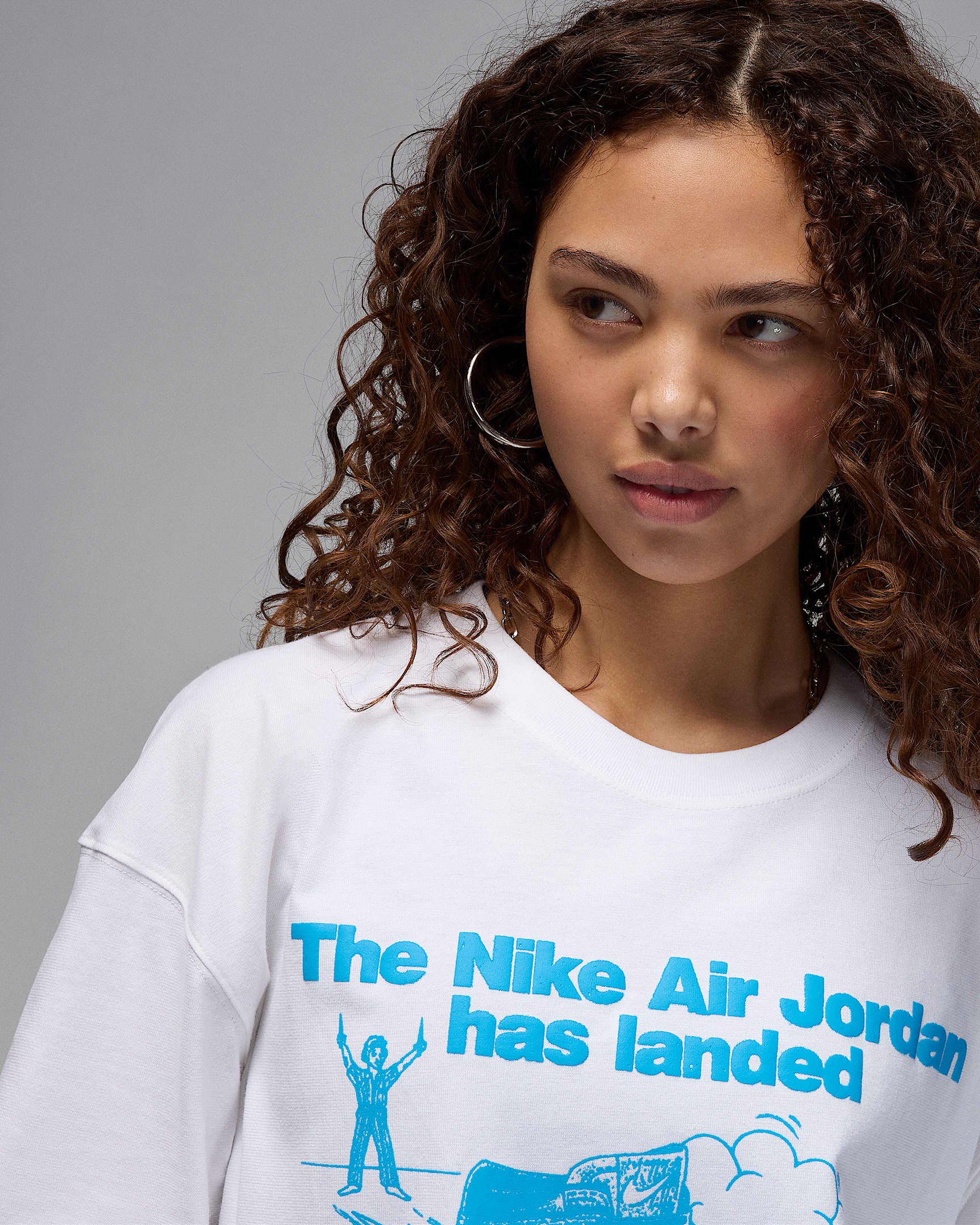 Image of Women's T-shirt NIKE WJ SS OS GFX TEE SNKR