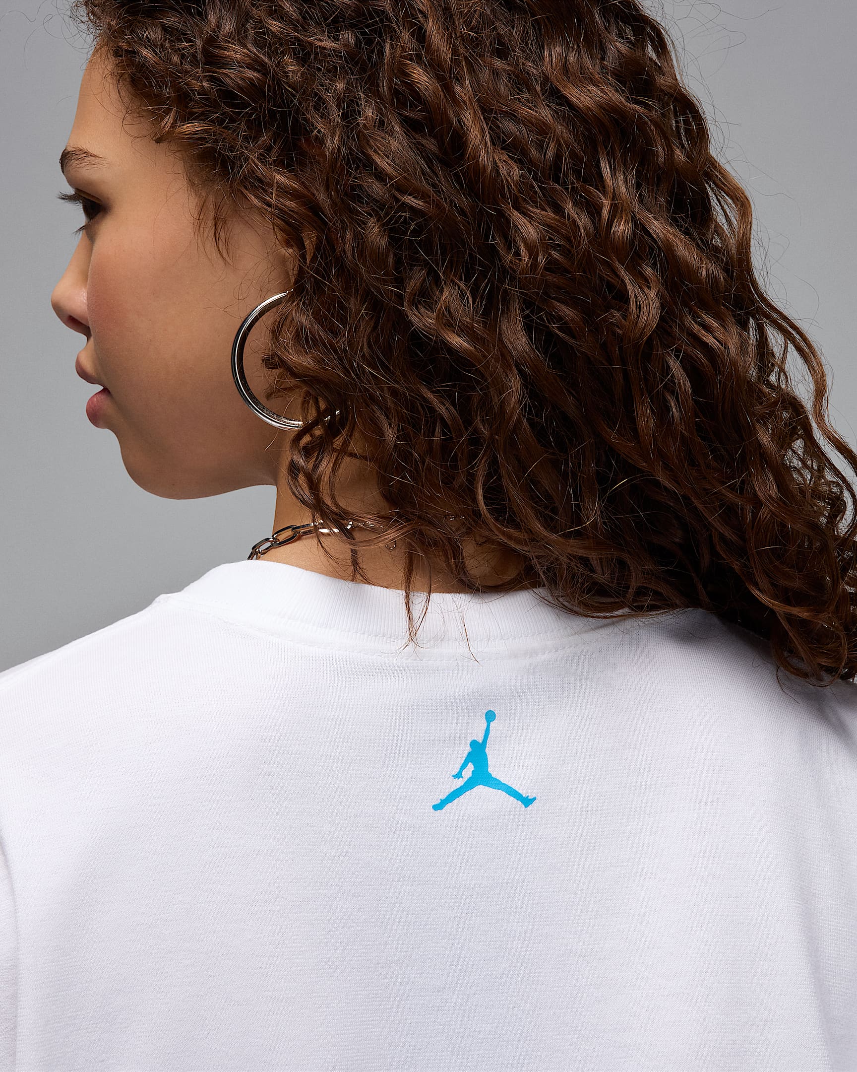 Image of Women's T-shirt NIKE WJ SS OS GFX TEE SNKR