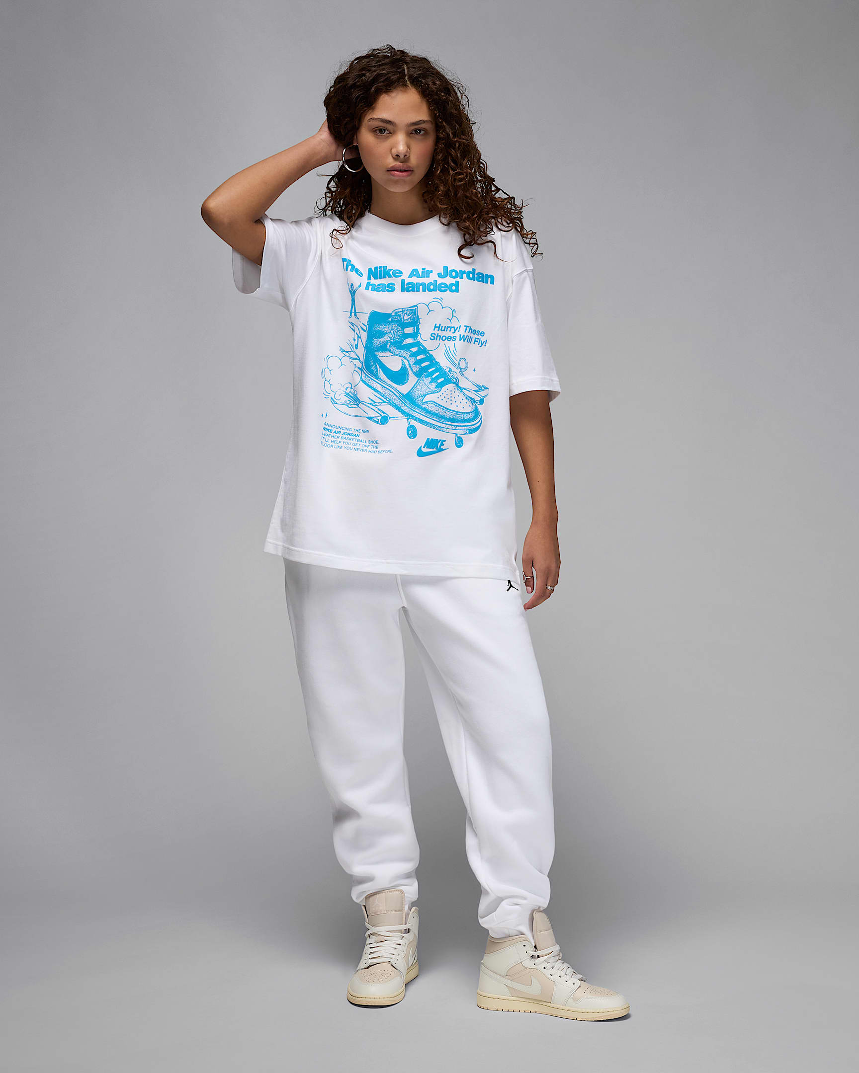 Image of Women's T-shirt NIKE WJ SS OS GFX TEE SNKR