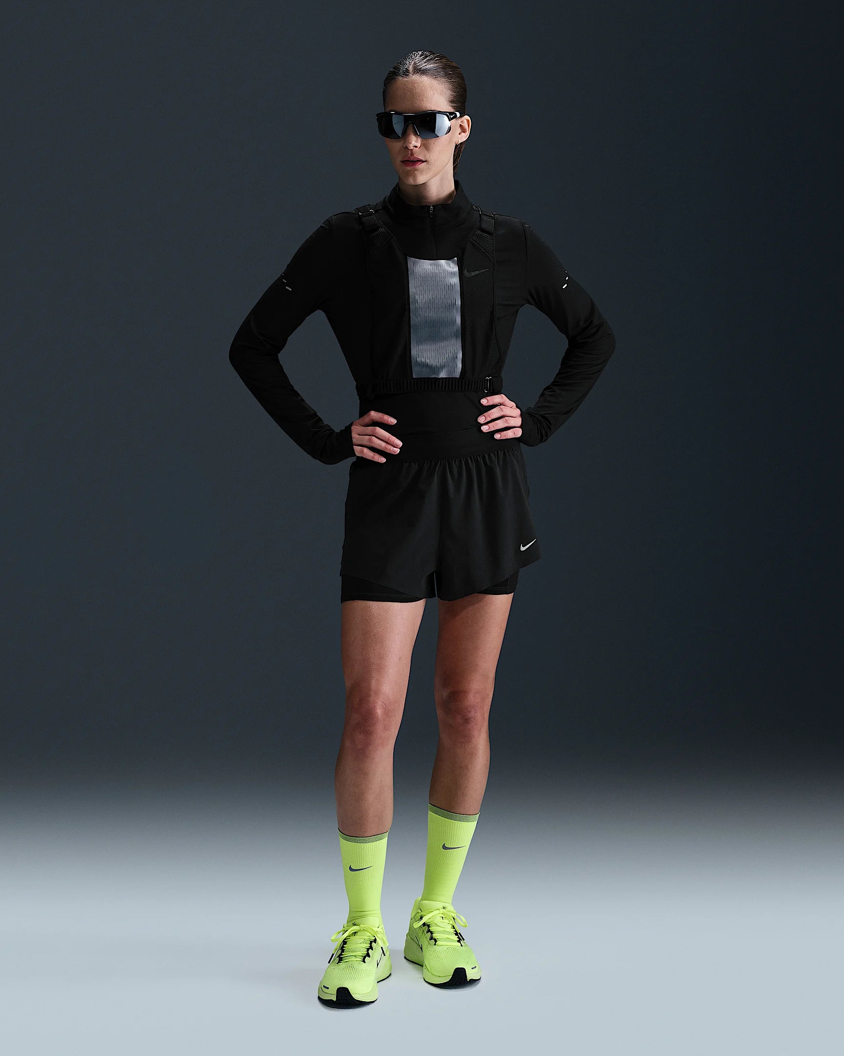 Дамски Къс панталон NIKE W NK SWIFT DF MR 2N1 SHRT