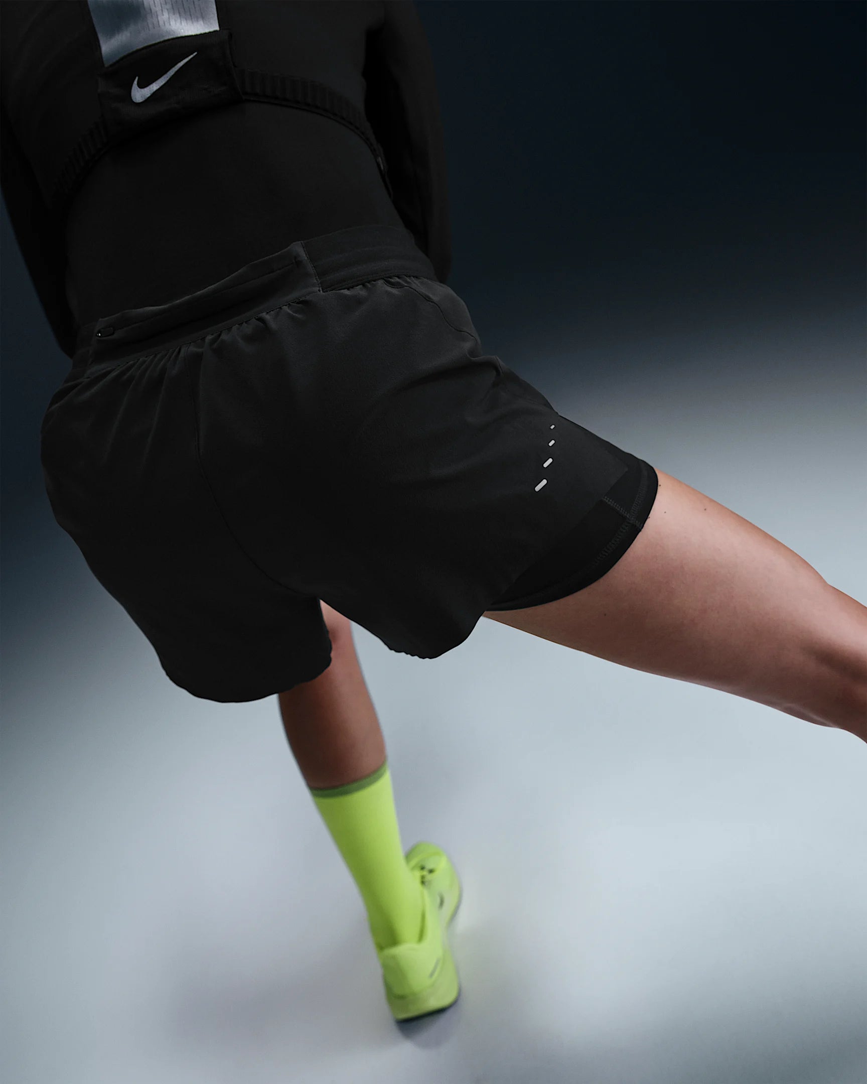 Дамски Къс панталон NIKE W NK SWIFT DF MR 2N1 SHRT