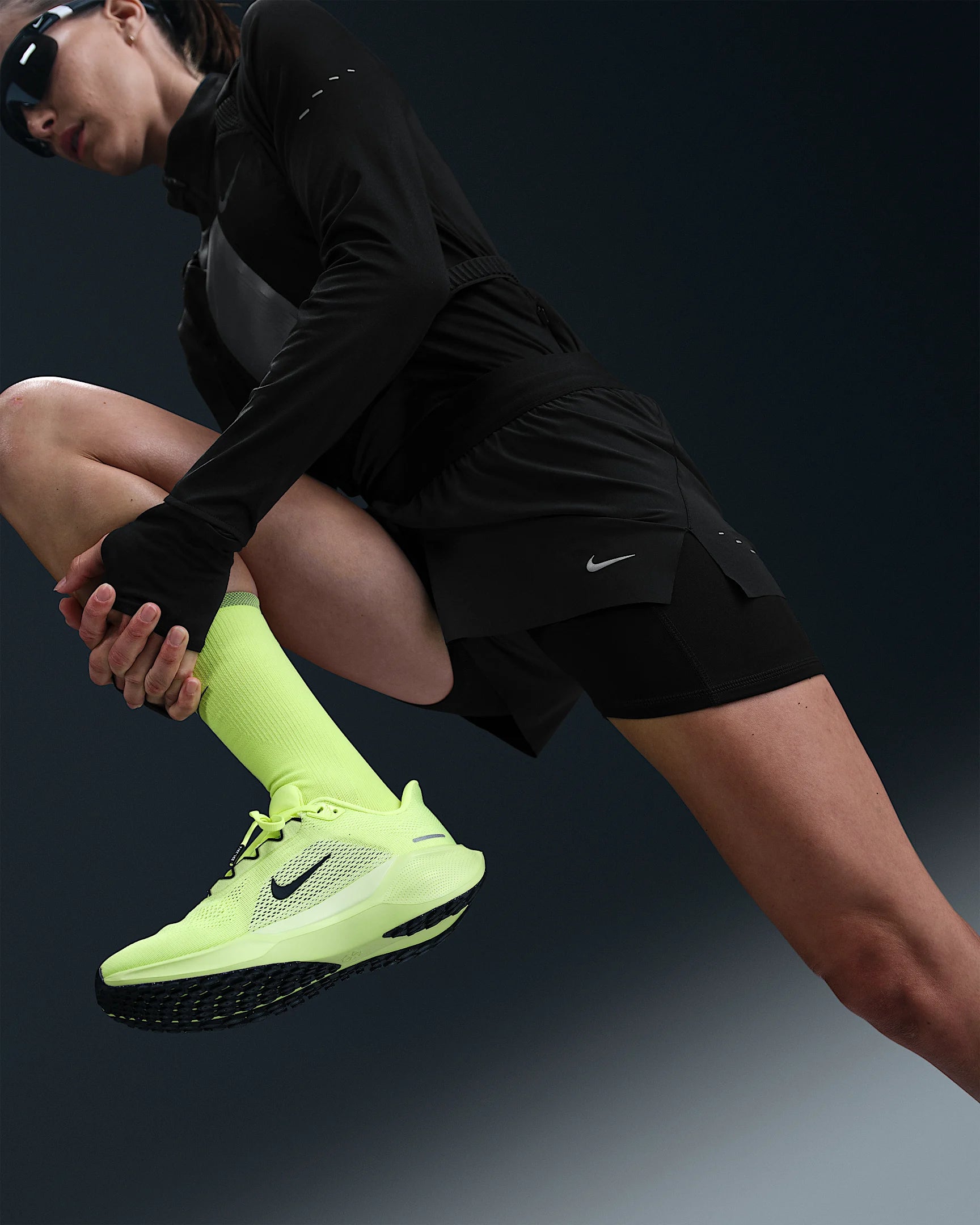 Image of Дамски Къс панталон NIKE W NK SWIFT DF MR 2N1 SHRT