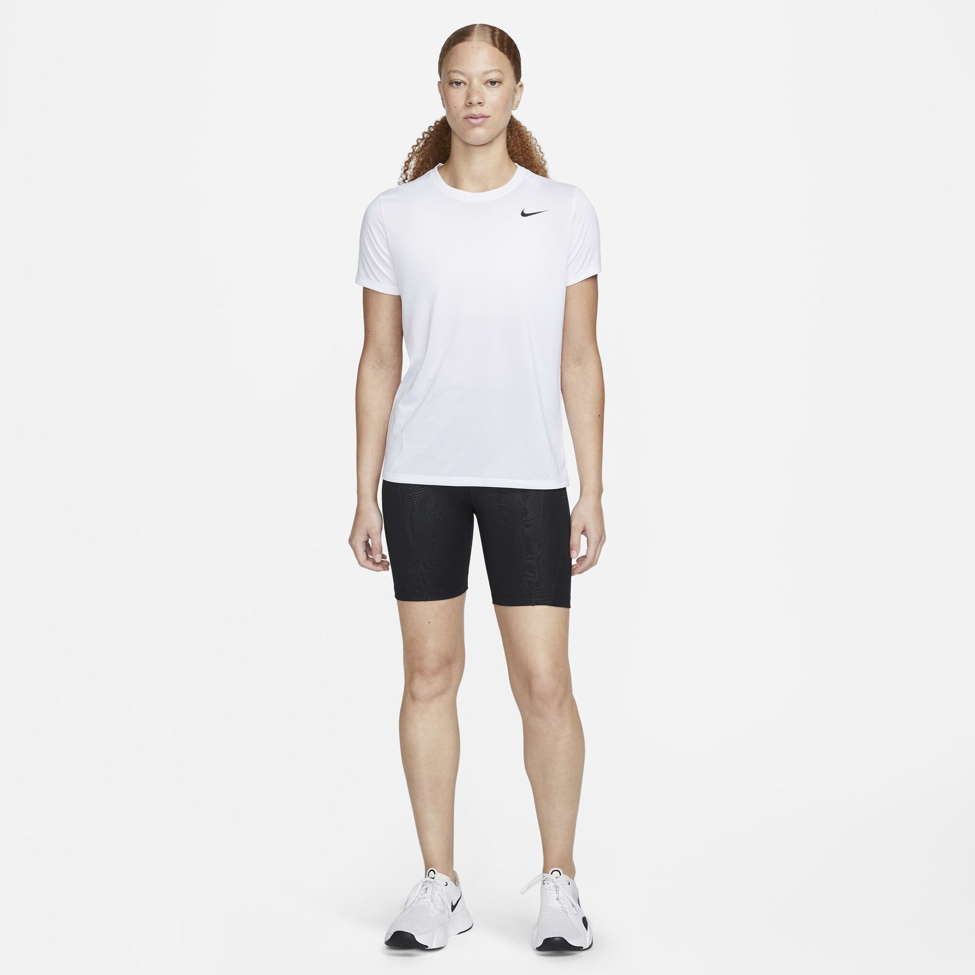 Дамската Тениска NIKE е идеална за Вашата тренировка, бял цвят