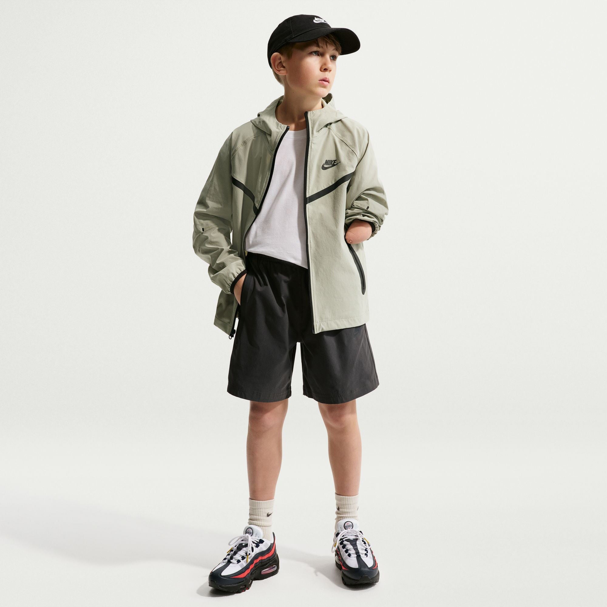 Image of Детски къс панталон NIKE B NSW TCH WVN SHORT