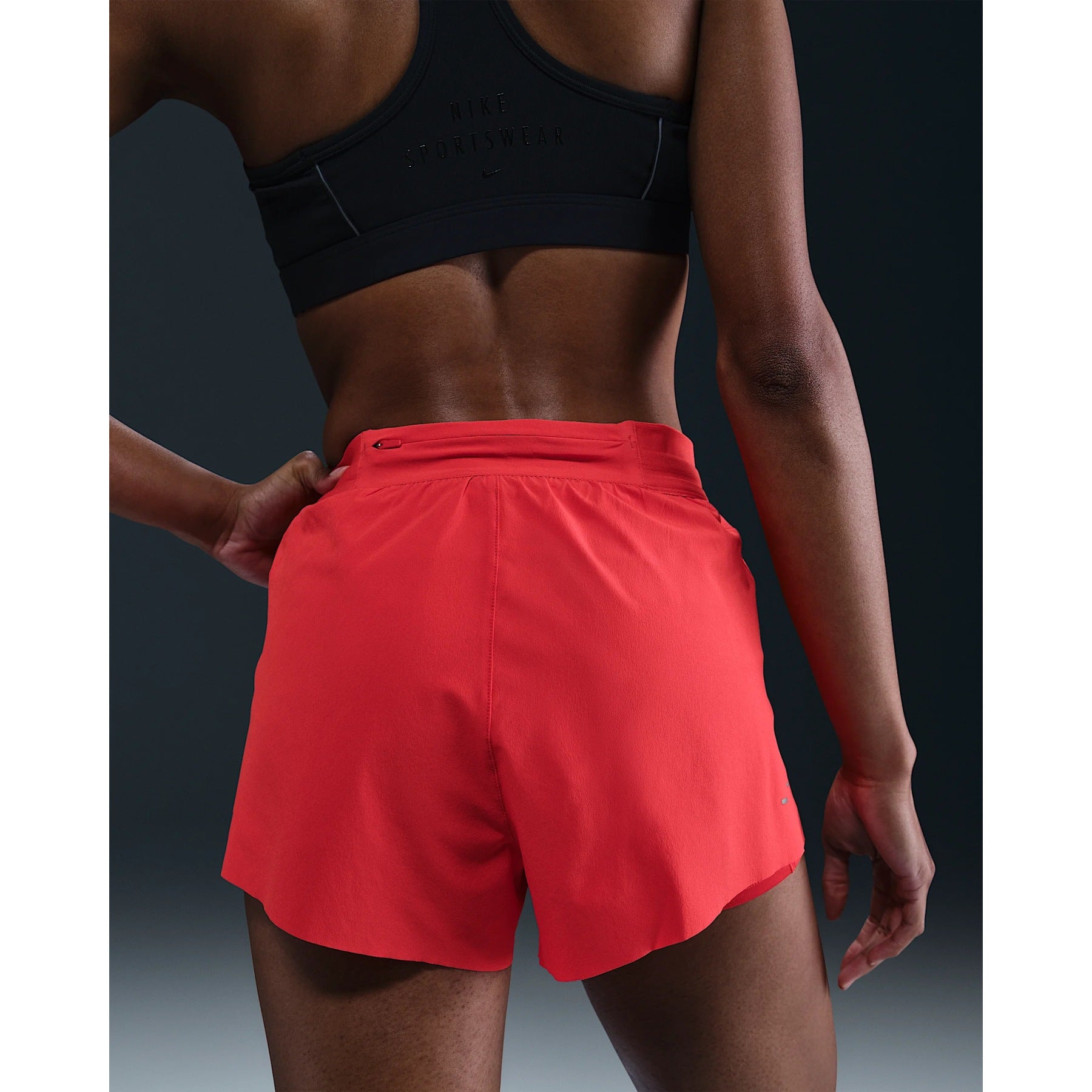 Дамски Къс панталон NIKE W NK SWIFT DF MR 2N1 SHRT