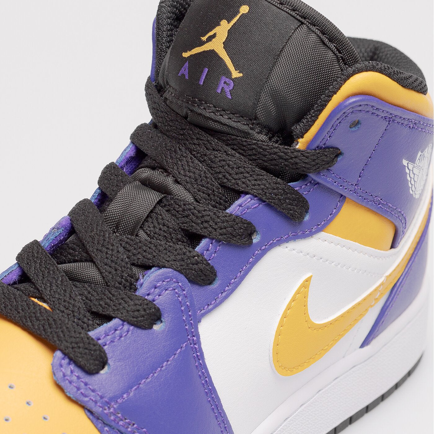 Юношески маратонки NIKE AIR JORDAN 1 MID BG - Ballistic Sport